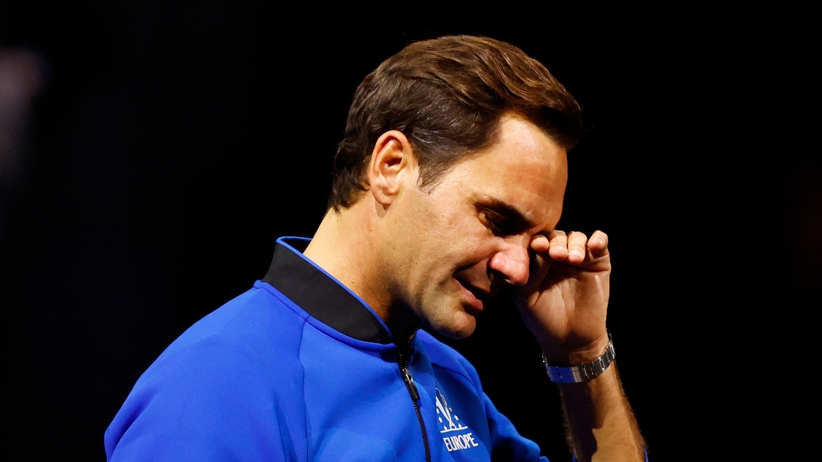 Roger Federer Farewell: करियर के आखिरी मैच में भावुक हुए फेडरर, नडाल ने भी बाहएं खूब आंसू