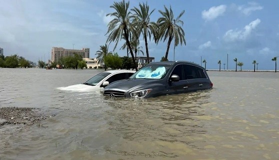 UAE समेत 4 खाड़ी देशों में बाढ़ और बारिश, इस वजह से हुए रेगिस्तानी मुल्क में बाढ़ जैसे हालात