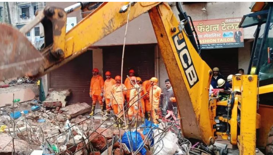 नवी मुंबई में तीन मंजिला इमारत गिरने से बड़ा हादसा, कई लोगों के फंसे होने की आशंका