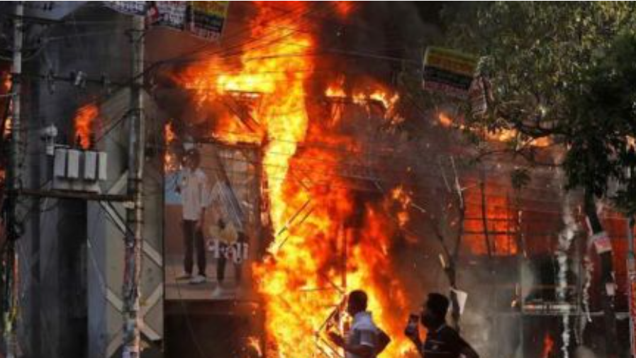 बांग्लादेश में उपद्रवियों ने जलाया इस्कॉन मंदिर, गर्भ गृह से लाखों लूट, किताबों में लगाई आग