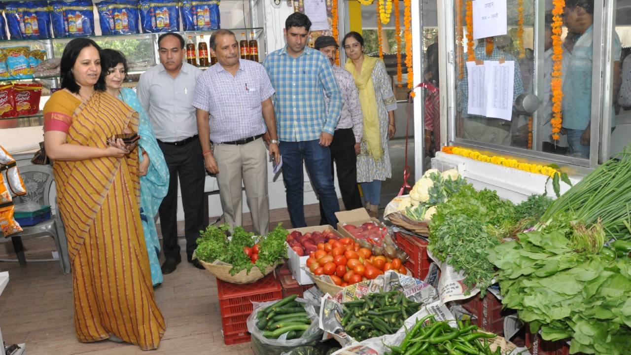 ​सहकार भवन स्थित उपहार स्टोर पर मिलेगी ताजी सब्जियां और फल