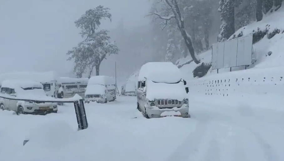 बर्फ की चादर में लिपटा कश्मीर से उत्तराखंड.....अटल टनल के पास 1000 गाड़ियां जाम में फंसी, तीन नेशनल हाईवे बंद