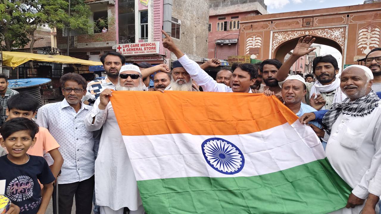 ​पाकिस्तान पर एयरस्ट्राइक के बाद जयपुर में मुस्लिम समाज ने मनाया जश्न, 'भारत माता की जय' के नारों से गूंजा परकोटा