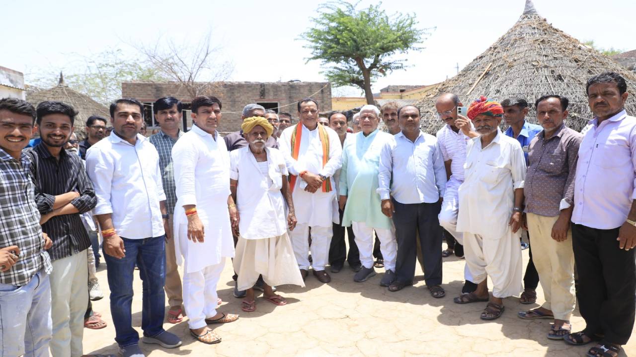 ​मंत्री जोराराम कुमावत ने लिया सरहदी गांवों के हालात का जायजा, प्रशासनिक अधिकारियों के साथ की समीक्षा बैठक