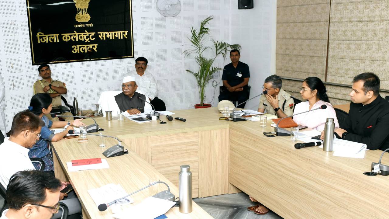 ​राज्यपाल बागडे ने ली अलवर जिले की विभागीय समीक्षा बैठक, कहा- पात्र व्यक्ति तक योजनाओं का लाभ समयबद्ध रूप से पहुंचे