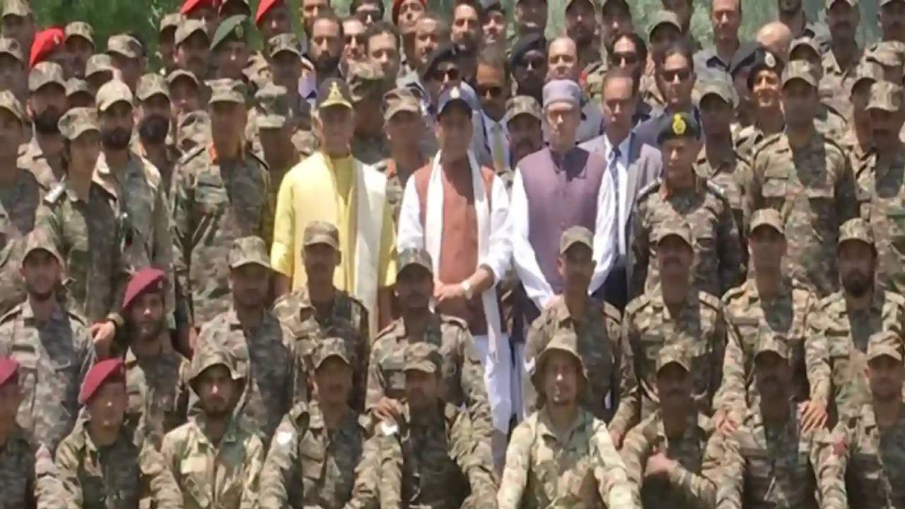 ​ऑपरेशन सिंदूर के बाद रक्षामंत्री ने किया जम्मू-कश्मीर का दौरा, कहा- हमने उनका कर्म देखकर खात्मा किया