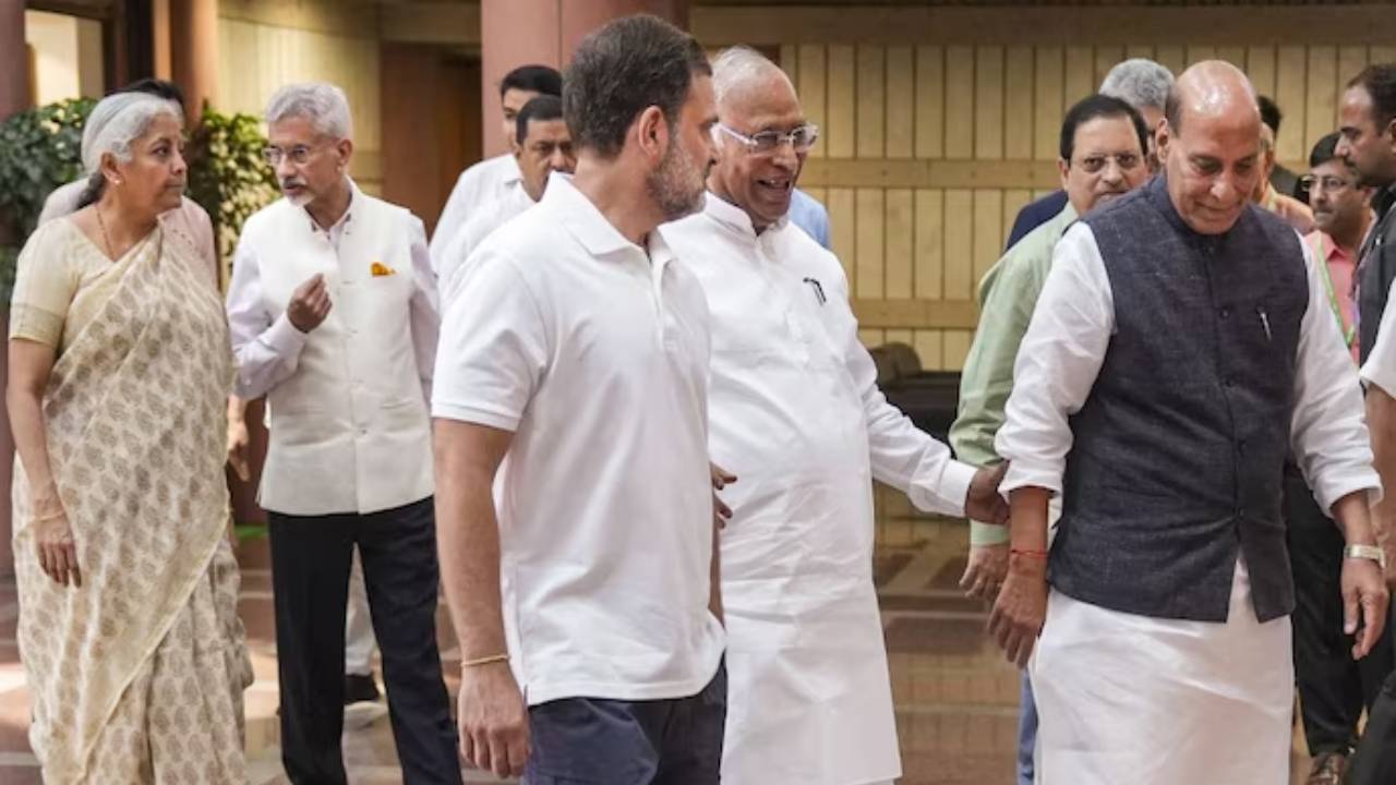 ​दुनिया को ऑपरेशन सिंदूर पर ब्रीफ करेंगे भारतीय सांसद, शशि थरूर को ग्रुप लीडर बनाने की तैयारी, ओवैसी के नाम की भी चर्चा