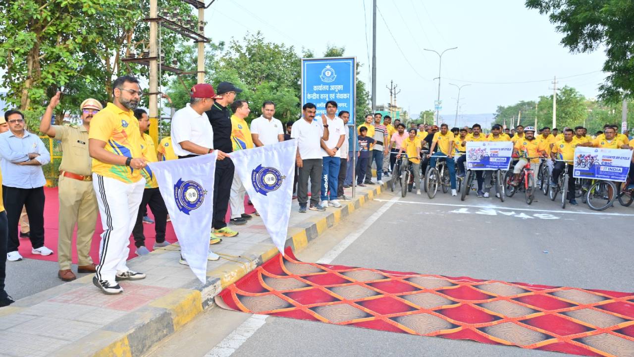 ​सीजीएसटी अलवर की साइकिल मैराथन में दिखा लोगों का भारी उत्साह, प्रतिभागियों को किया सम्मानित