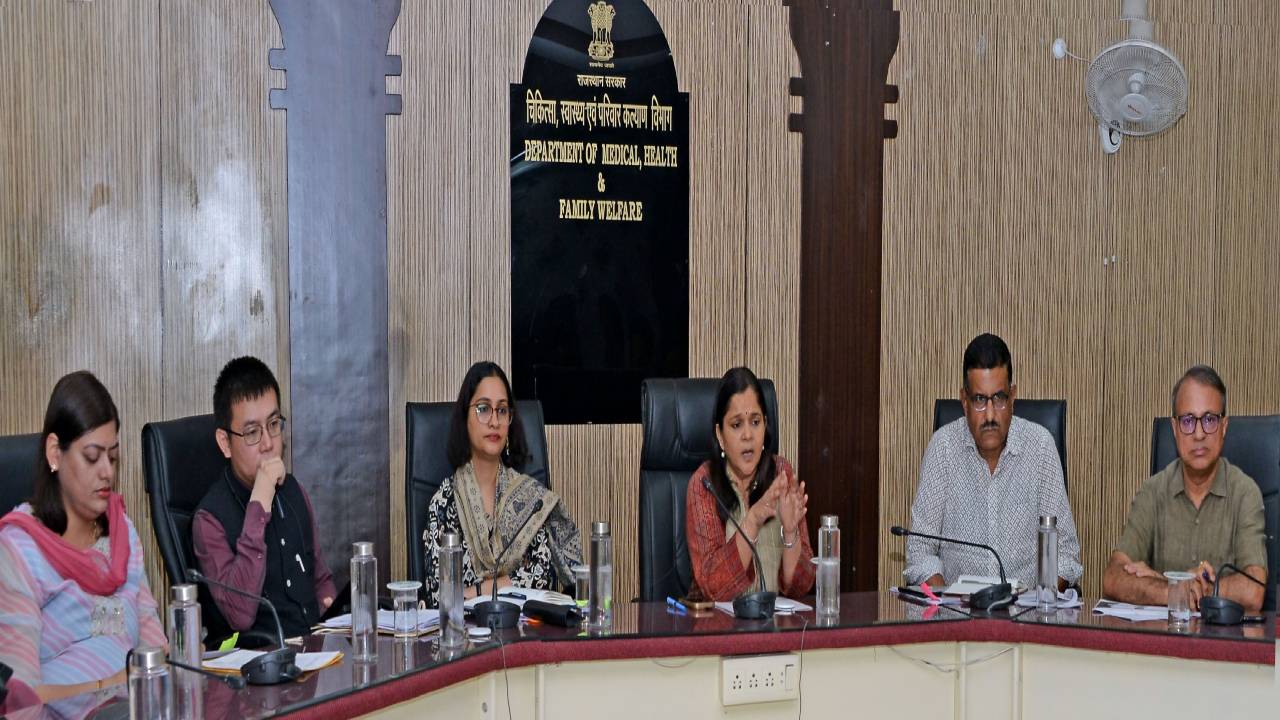 चिकित्सा प्रमुख शासन सचिव ने की स्वास्थ्य सुविधाओं एवं कार्यक्रमों की विस्तृत समीक्षा, सेवाओं को पेशेंट फ्रेण्डली बनाने के दिए निर्देश