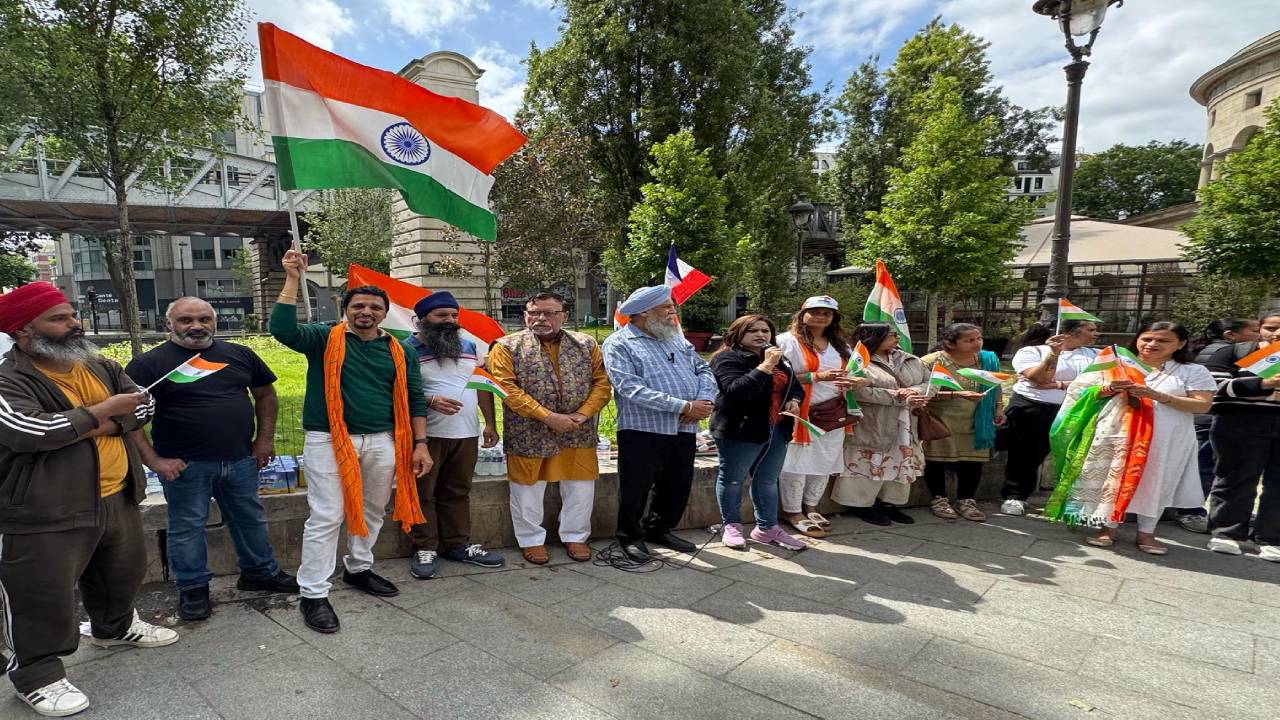 ​‘ऑपरेशन सिंदूर’ की सफलता पर पेरिस में निकाली गई तिरंगा यात्रा