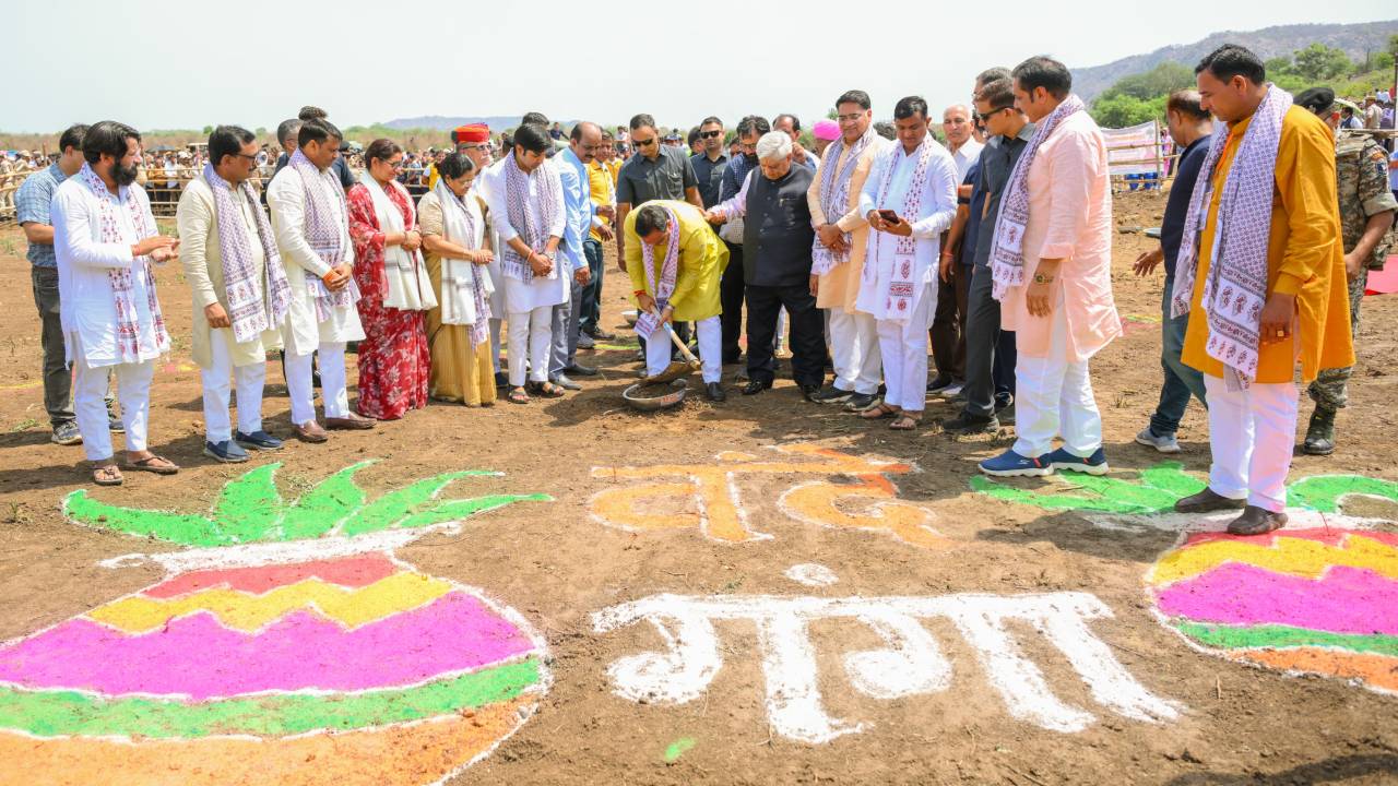 ​वंदे गंगा जल संरक्षण-जन अभियान की शुरुआत, मुख्यमंत्री ने किया श्रमदान और लगाया सिंदूर का पौधा