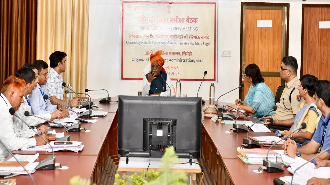 ​राज्यपाल ने सिरोही में जिला स्तरीय समीक्षा बैठक ली, कहा-जनकल्याणकारी योजनाओं का लाभ हर पात्र व्यक्ति तक पहुँचे