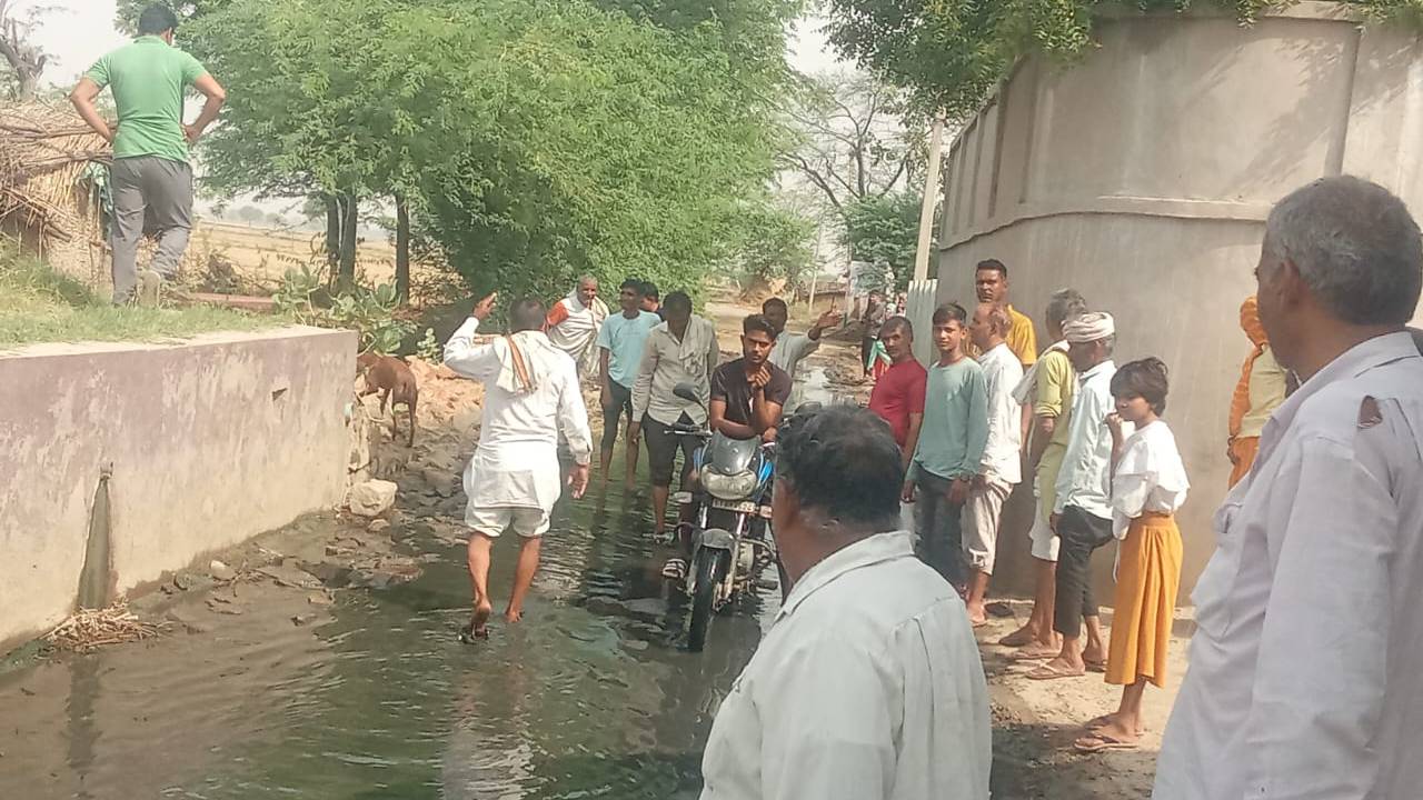 मुख्य मार्ग में जलभराव का समाधान नहीं होने पर ग्रामिणों ने दी प्रदर्शन की चेतावनी