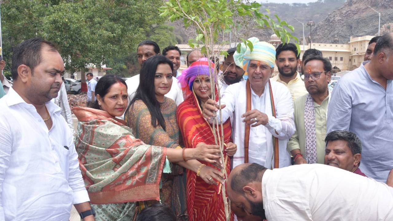 ​मंत्री जोगाराम पटेल ने गलता जी में किया श्रमदान, जल सरंक्षण विकास कार्यों का किया अवलोकन