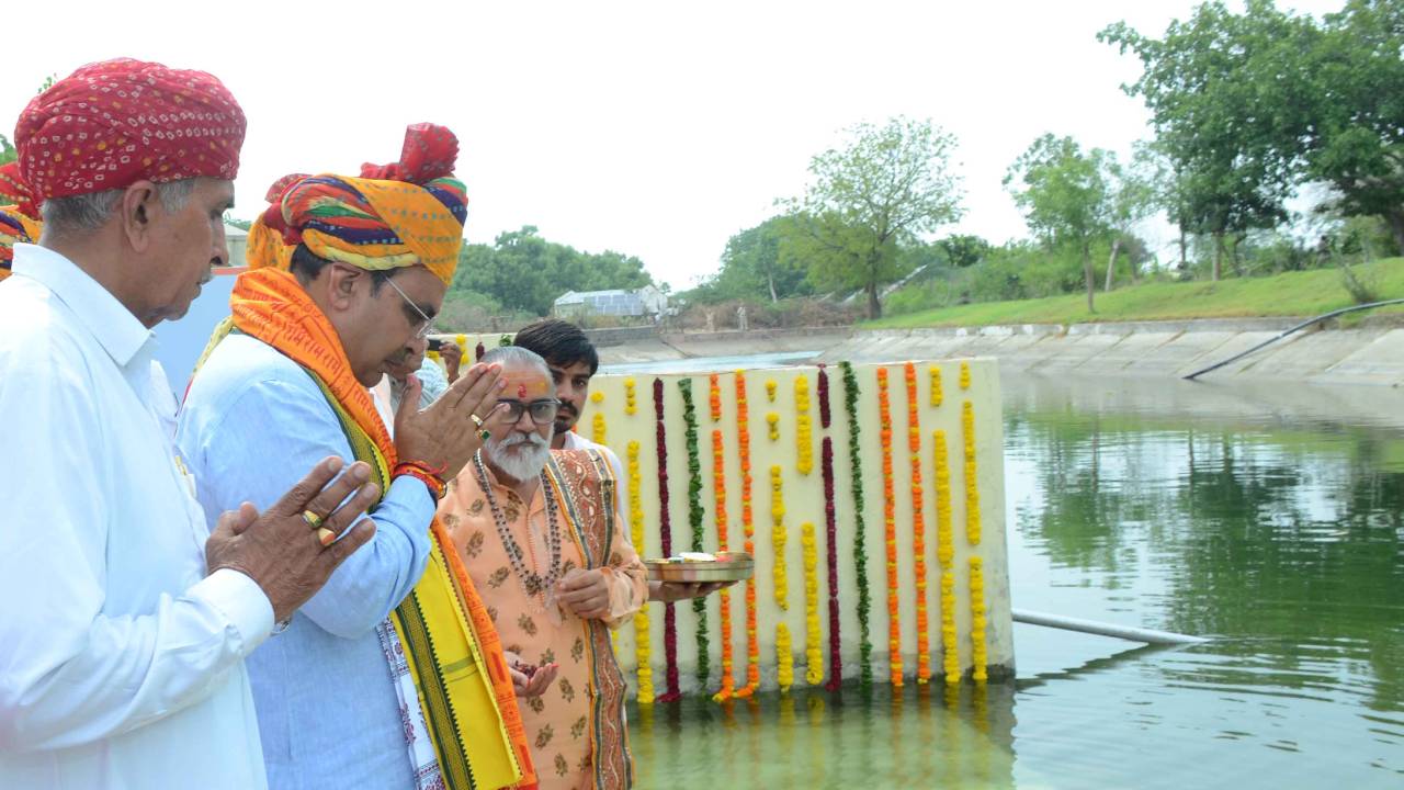 ​सीएम ने जालोर में सीलू घाट पर मां नर्मदा की आरती की, पीपल का पौधा रोपा