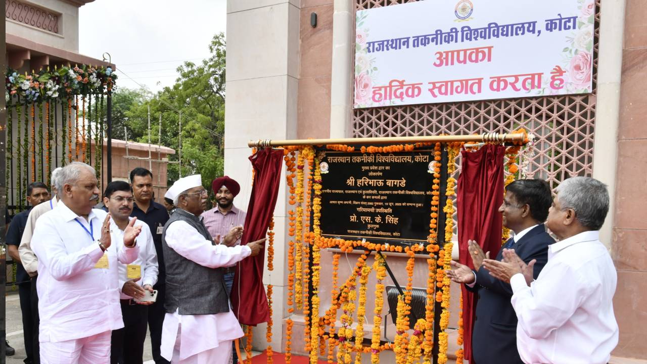 ​राज्यपाल ने किया आरटीयू के नव निर्मित प्रवेश द्वार का लोकार्पण, विश्वविद्यालय परिसर में किया पौधारोपण