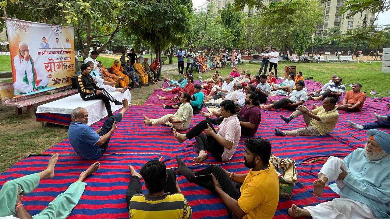 विधायक शर्मा योग शिविरों में हुए शामिल, कार्यकर्ताओं संग किया योग