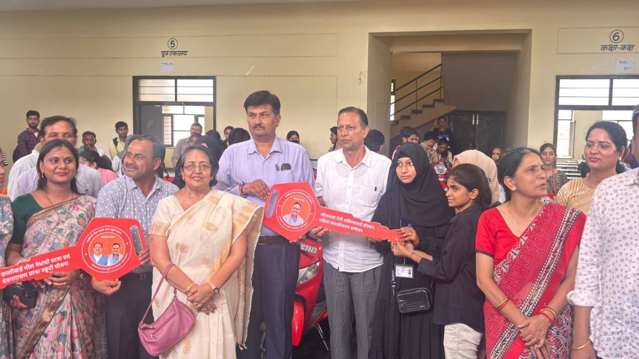 ​प.दीनदयाल उपाध्याय अंतोदय संबल पखवाड़ा में प्रदान की गई 51 छात्राओं को स्कूटी