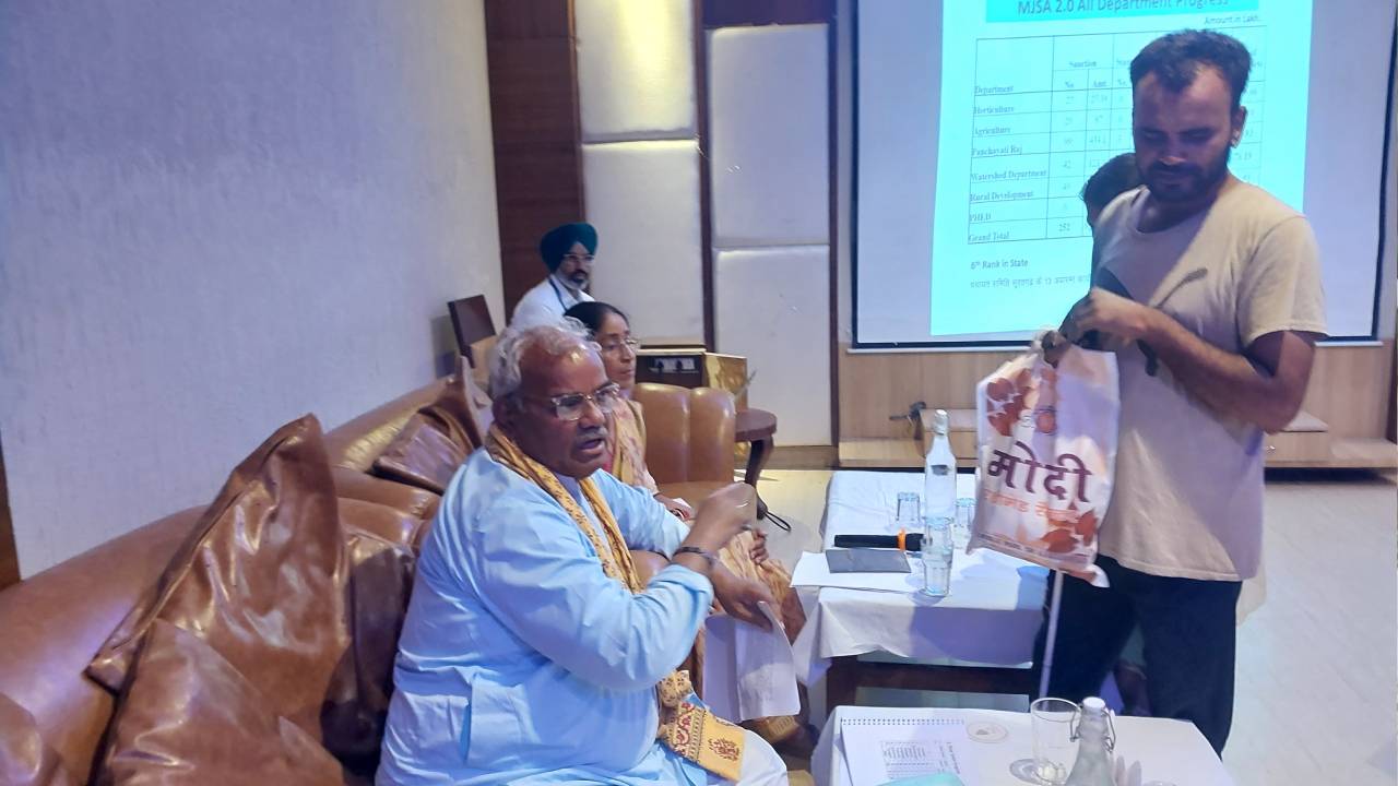 मंत्री दिलावर ने नेत्रहीन दंपति को दिया सहारा, इच्छित स्थान पर कर दी पोस्टिंग
