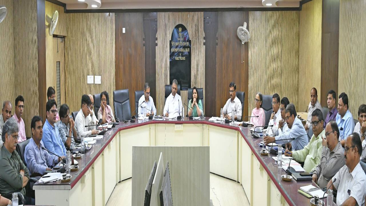 ​चिकित्सा मंत्री खींवसर ने मौसमी बीमारियों से बचाव के लिए पुख्ता प्रबंधन करने के दिए निर्देश