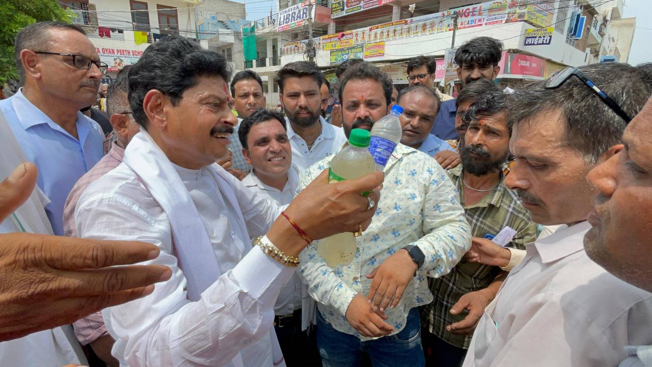 ​दूषित जलापूर्ति पर विधायक शर्मा ने मौके पर मौजूद अधिकारियों को लगाई फटकार, जल्द समाधान के दिए निर्देश