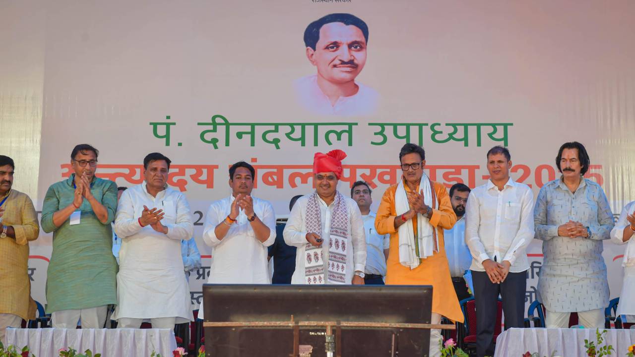 ​सीएम का चूरू दौरा, कहा-हमारी सरकार गरीब को गणेश मानकर कर रही सेवा