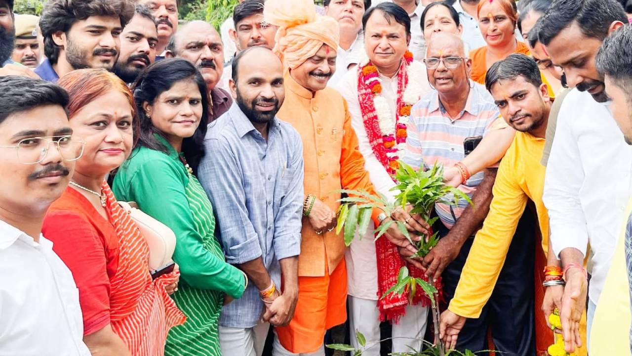 ​विधायक गोपाल शर्मा और जिलाध्यक्ष गोयल ने सुनी मन की बात, शेखावत पार्क में किया पौधारोपण