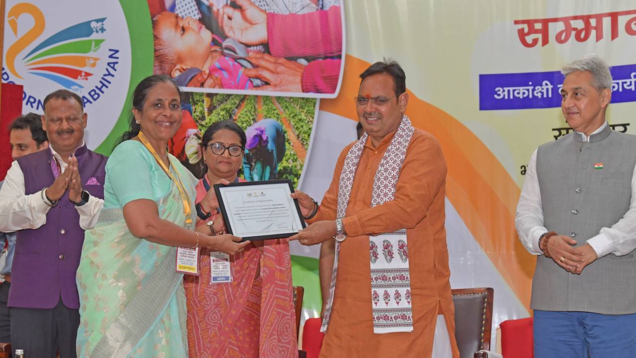 राज्य स्तरीय संपूर्णता अभियान सम्मान समारोह में सीएम बोले- आर्थिक समृद्धि और सतत् विकास के लिए प्रतिबद्ध राज्य सरकार