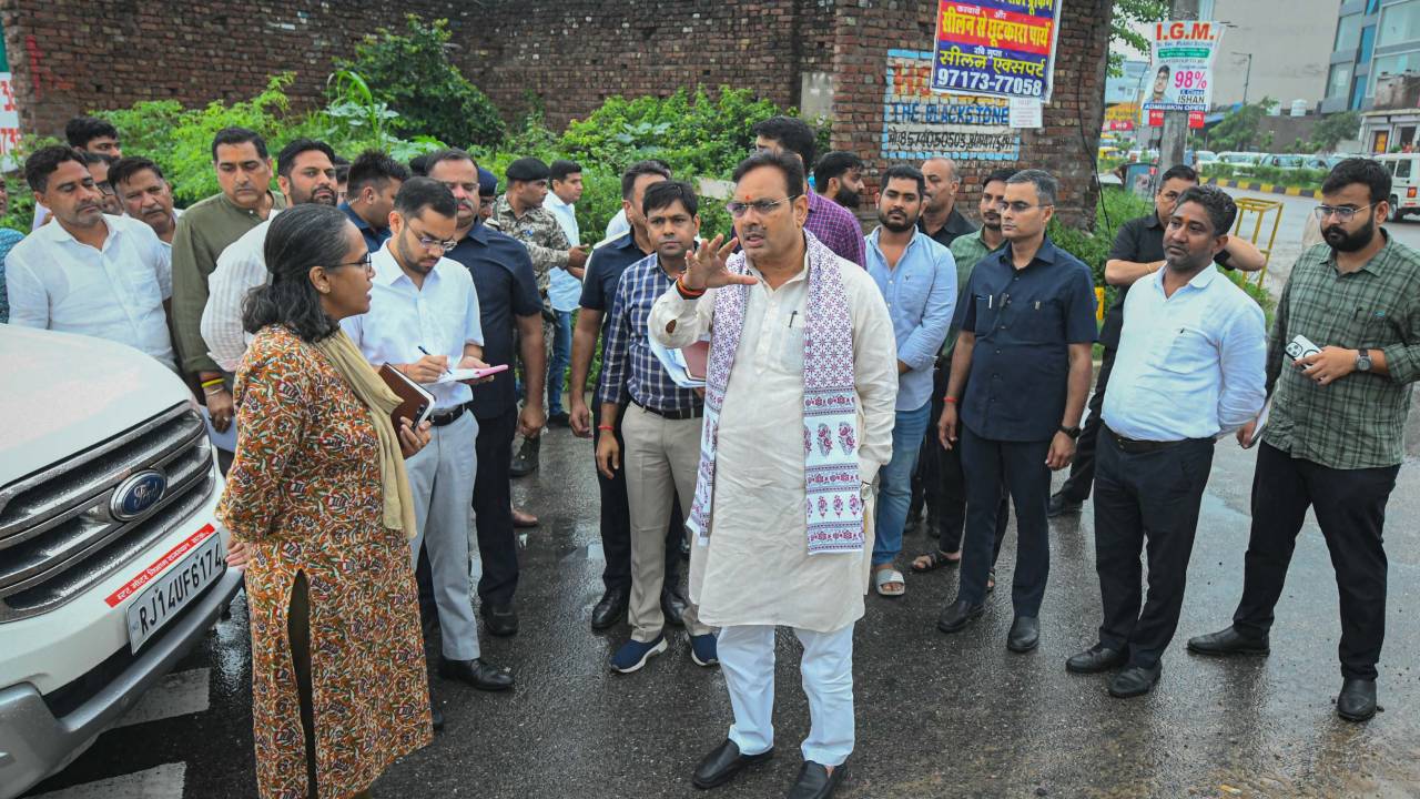 सीएम ने जयपुर शहर का किया सघन निरीक्षण, क्षतिग्रस्त सड़कों की मरम्मत के दिए निर्देश
