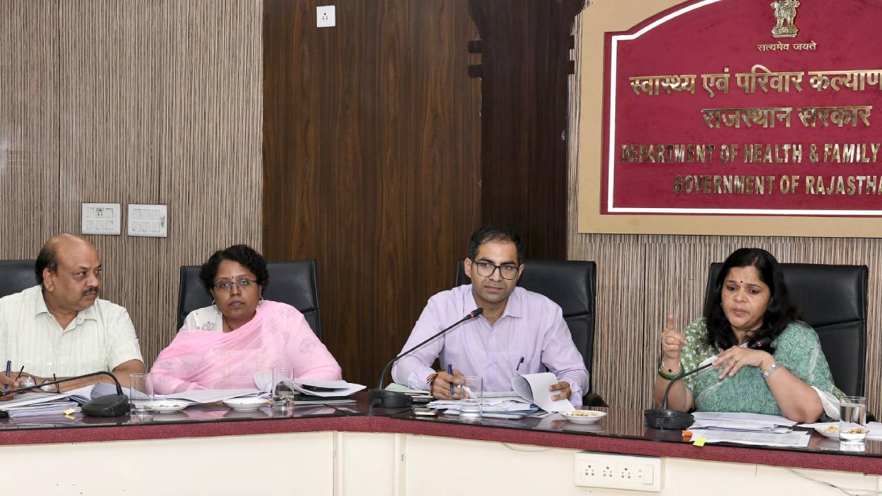 ​प्रमुख शासन सचिव ने स्वास्थ्य कार्यक्रमों की विस्तार से की समीक्षा और दिए आवश्यक दिशा-निर्देश