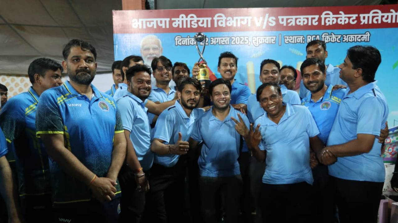 रिपोर्टर्स ने किक्रेट की पिच पर नेताओं को दी पटकनी, फ्रेंडली टूर्नामेंट में चमके खेल मंत्री राठौड़