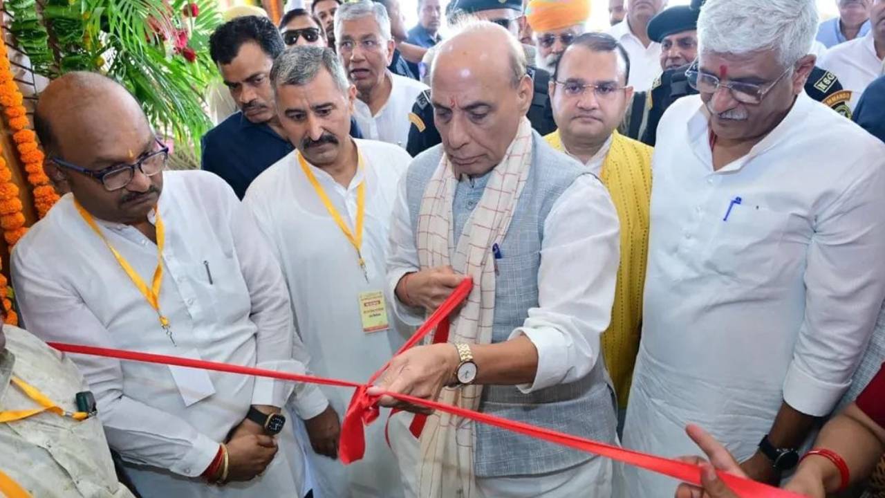 ​मोदी न झुकते हैं और न टूटते हैं: राजनाथ सिंह