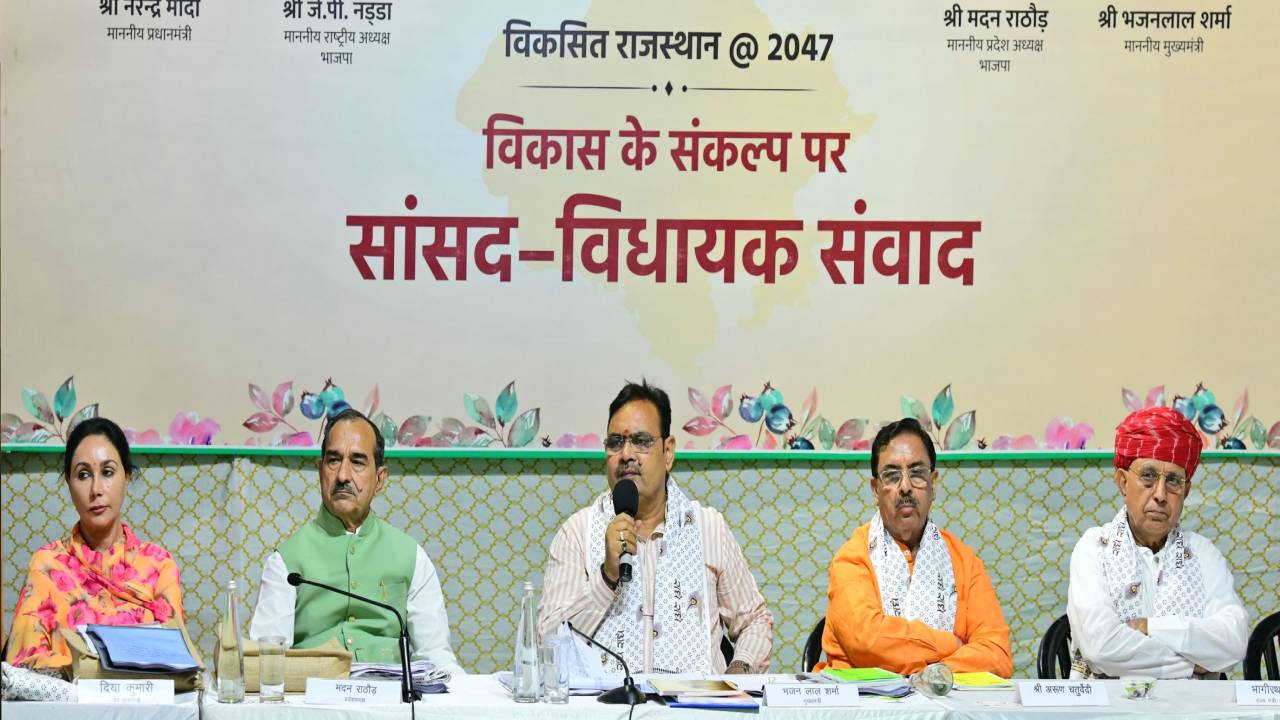 ​सीएम ने कहा-जनकल्याणकारी योजनाओं को आमजन तक पहुंचाकर विकसित राजस्थान की यात्रा में दें अपना योगदान, जनप्रतिनिधियों से वन-टू-वन की चर्चा
