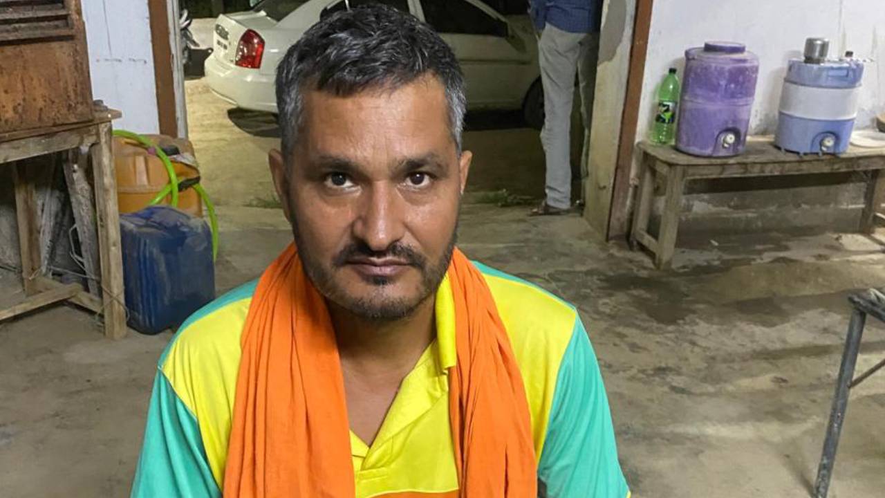 ​अलवर में कनिष्ठ अभियंता जेवीएनएल पीनान के दलाल फूलसिंह को 17000/- रूपये की रिश्वत राशि लेते  रंगे हाथों गिरफ्तार किया