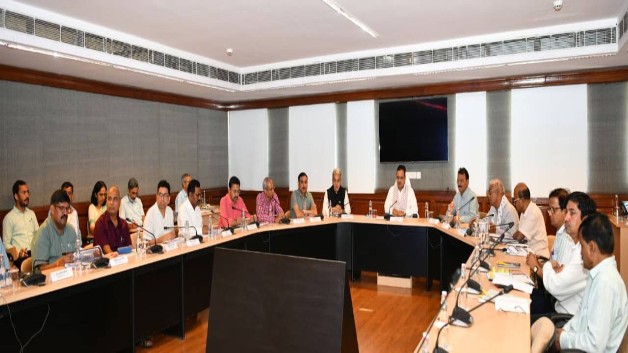 मुख्यमंत्री ने स्कूली शिक्षा, उच्च शिक्षा, तकनीकी शिक्षा एवं संस्कृत शिक्षा की बजट घोषणाओं पर ली उच्चस्तरीय बैठक