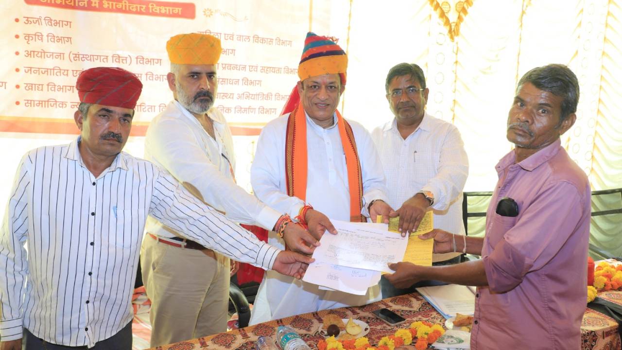 ​मंत्री जोराराम कुमावत ने ग्रामीण सेवा शिविरों का किया निरीक्षण, पशुपालकों को मंगला पशु बीमा योजना की पॉलिसी भी की वितरित