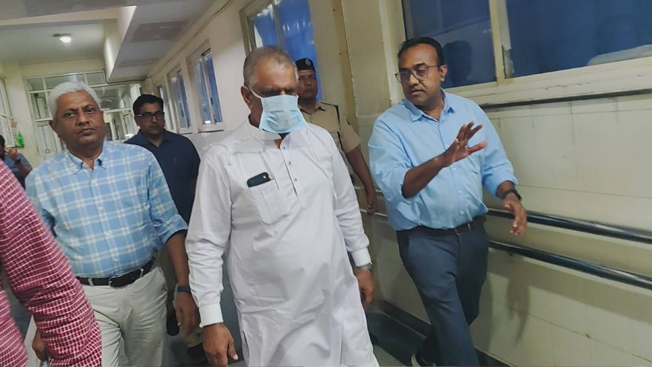 ​SMS अधीक्षक भाटी एवं ट्रोमा सेंटर अधीक्षक धाकड़ को पद से हटाया, चिकित्सा मंत्री ने घटना स्थल का लिया जायजा