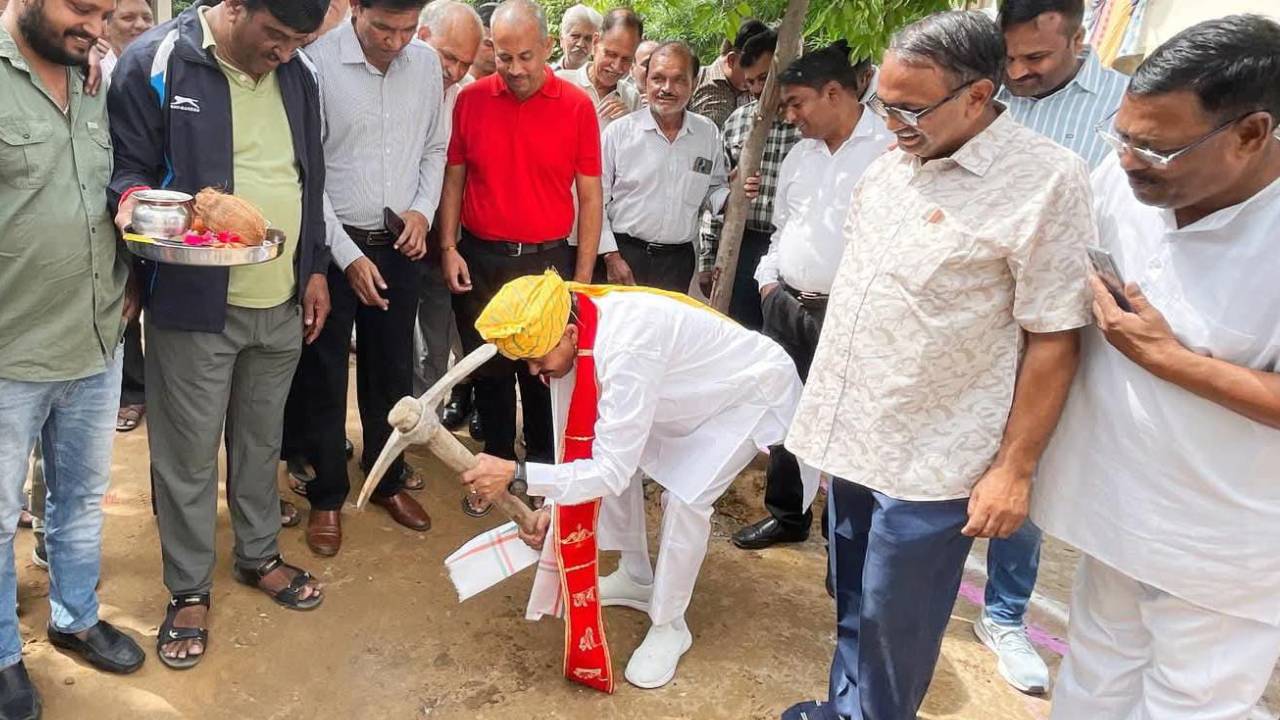 ​विधायक गोपाल शर्मा ने चौमूं हाउस कॉलोनी में किया बोरिंग का लोकार्पण और सीसी सड़क का किया शिलान्यास