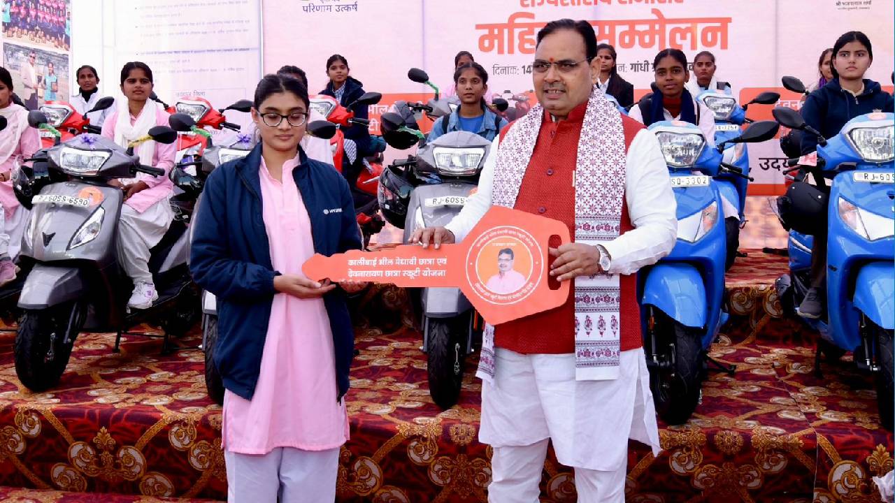 ​मुख्यमंत्री के नेतृत्व में बालिका शिक्षा को मिली नई राह, स्कूटी वितरण एवं प्रोत्साहन राशि योजना से बेटियां संवार रही अपना भविष्य