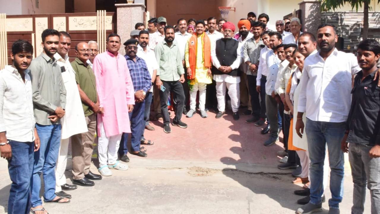 ​विधायक गोपाल शर्मा ने घर-घर जाकर दीपावली की शुभकामनाएं दीं, क्षेत्र के विकास कार्यों का लिया फीडबैक