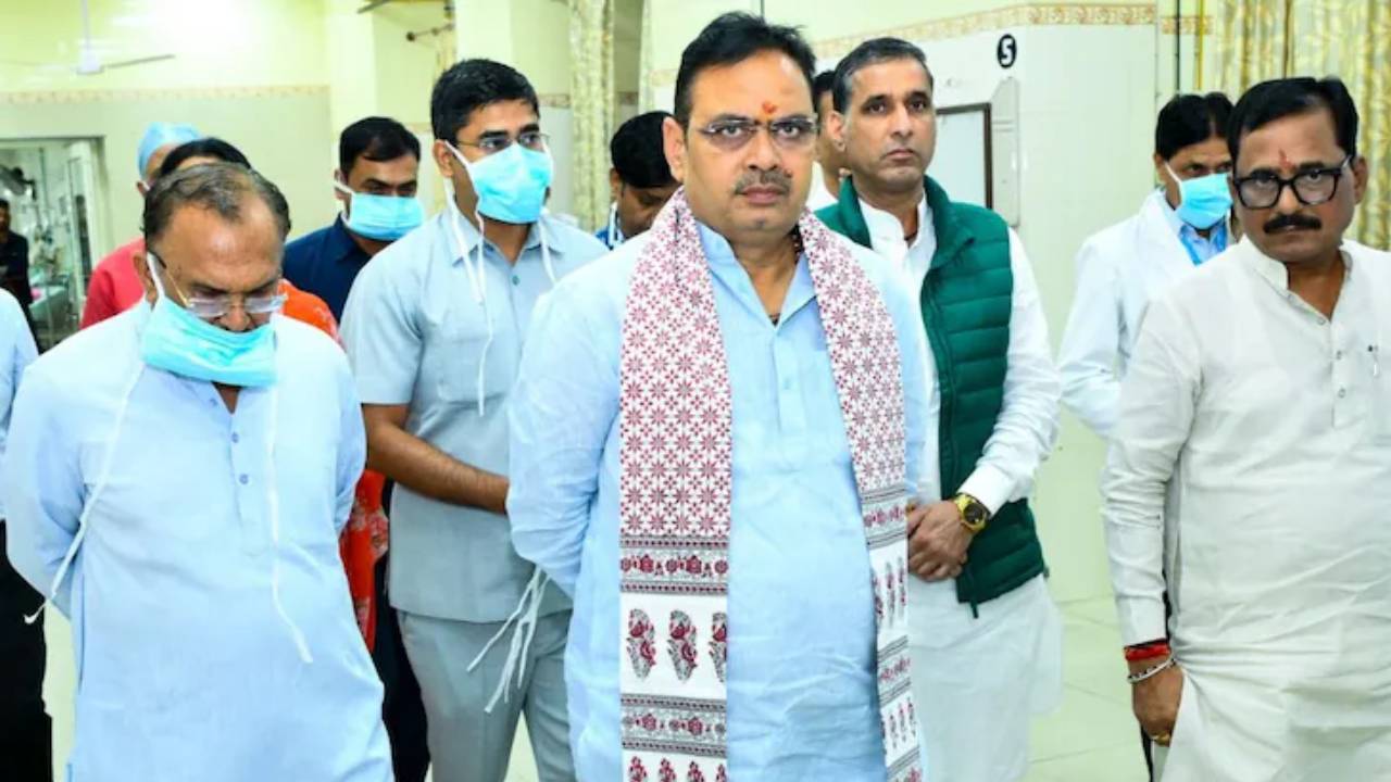 ​स्पीकर देवनानी की पत्नी और MBBS छात्र राहुल घोसलिया का हालचाल जानने के लिए SMS अस्पताल पहुंचे सीएम भजनलाल