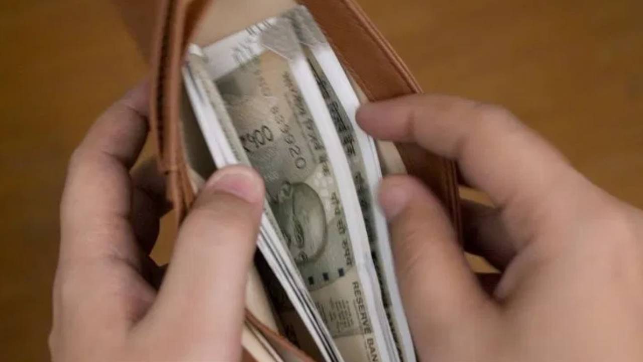 ​पर्स में जरूर रखें ये चीजें, कभी खाली नहीं रहेगी जेब