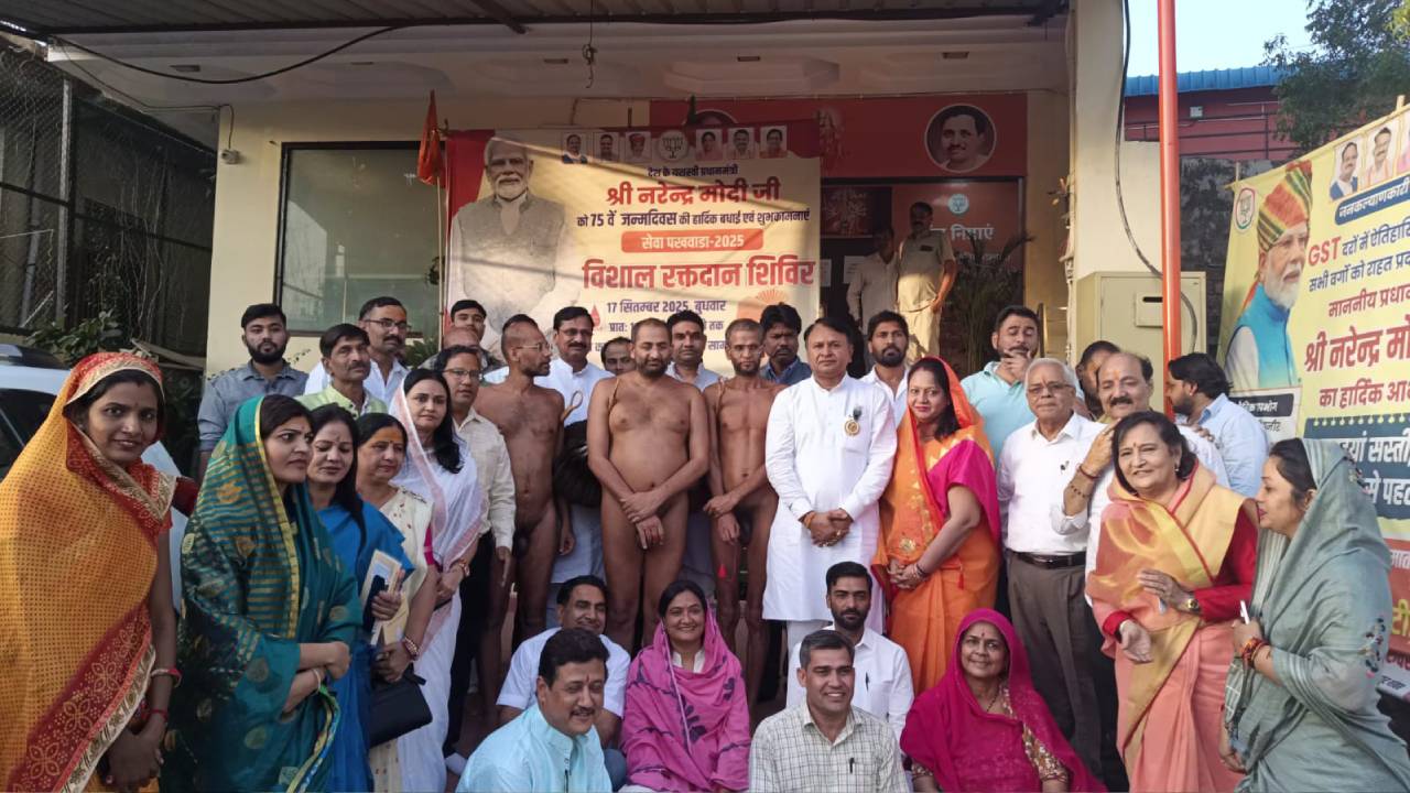 ​जयपुर शहर भाजपा कार्यालय पहुंचे विश्व विख्यात धर्मगुरू मुनि आदित्य सागर जी महाराज, कार्यकर्ताओं को दिया आशीर्वाद