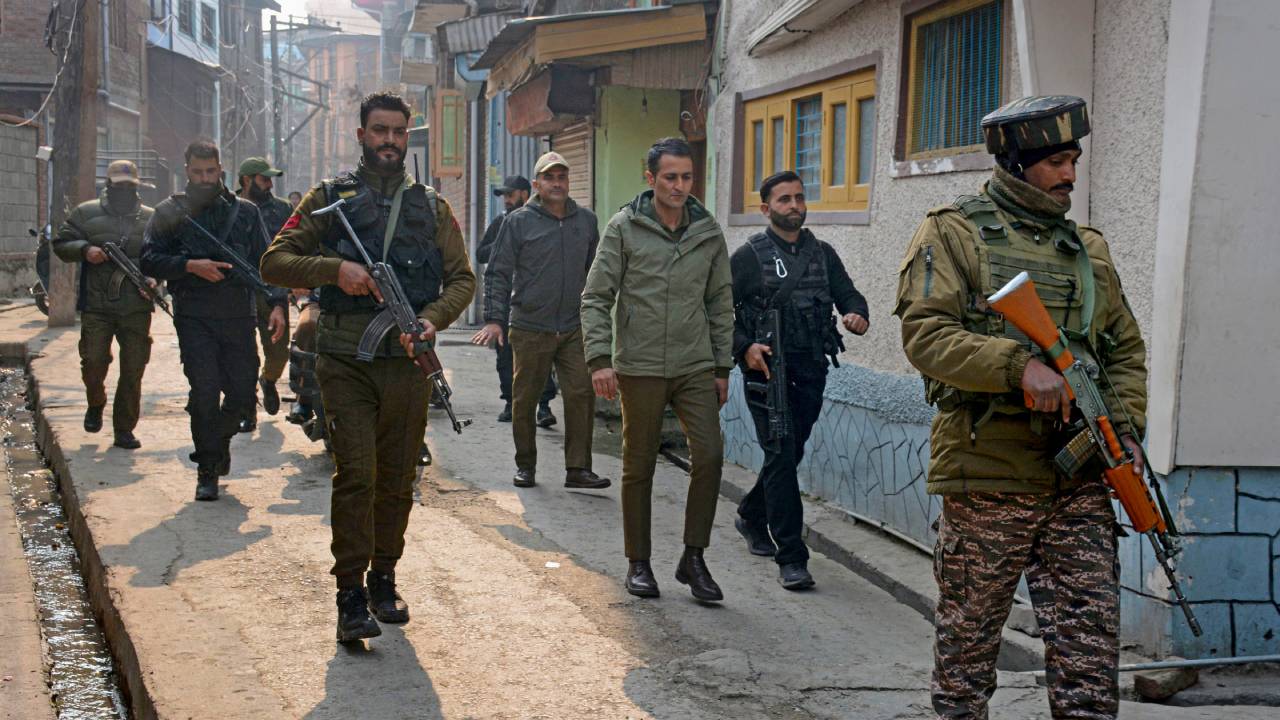 ​जम्मू ​कश्मीर में 500 ठिकानों पर छापेमारी, 600 हिरासत में, सफेदपोश मॉड्यूल पर कसा शिकंजा