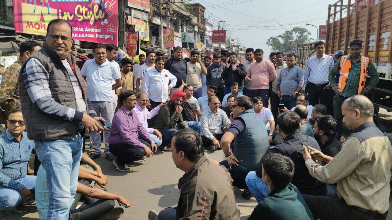 दो दुकानों में 40 लाख की चोरी, व्यावसायियों ने जीटी रोड जाम कर किया विरोध