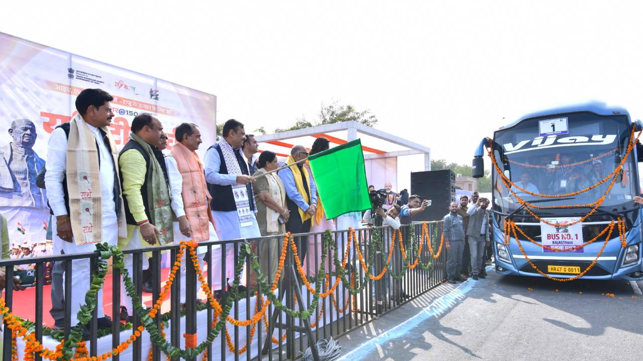 ​मुख्यमंत्री ने यमुना प्रवाह यात्रा को दिखाई हरी झंडी