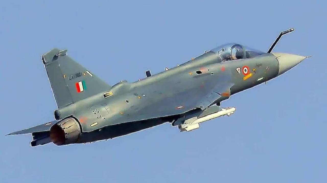 दुबई एयर शो में क्रैश के बाद एचएएल चीफ बोले-तेजस में कोई समस्या नहीं, सबसे सुरक्षित