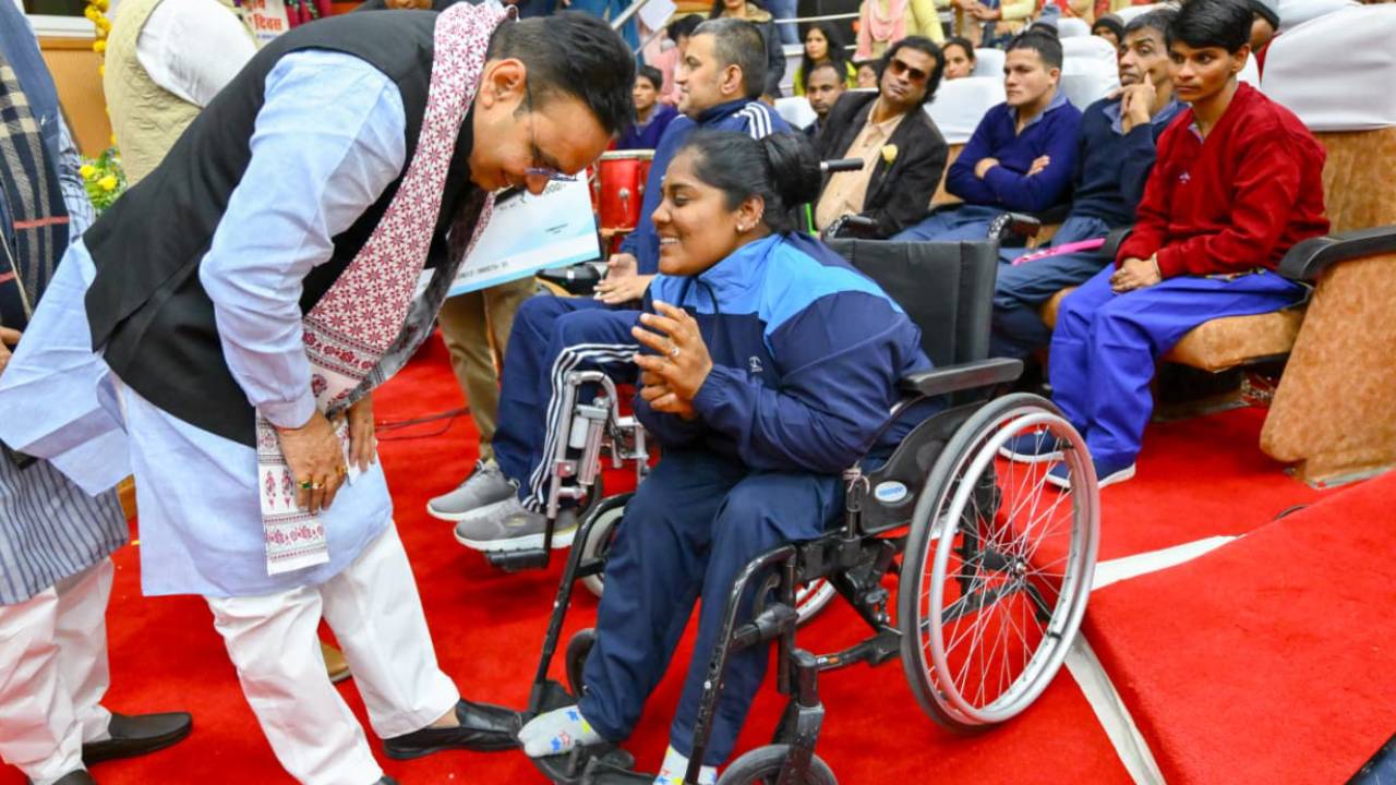 ​मुख्यमंत्री ने अन्तरराष्ट्रीय दिव्यांगजन दिवस पर उत्कृष्ट कार्य करने वाले दिव्यांगजनों तथा संस्थाओं को किया सम्मानित