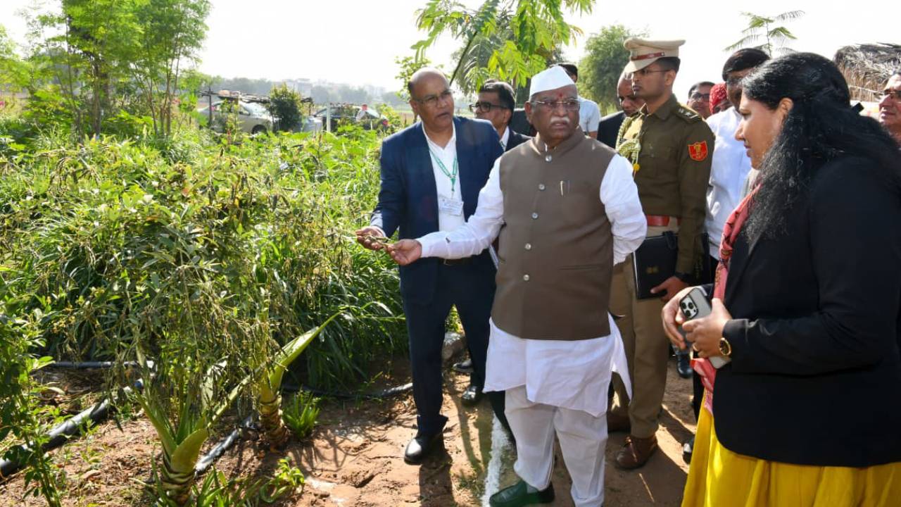 ​राज्यपाल बागडे ने कृषि–वानिकी प्रक्षेत्र का किया भ्रमण, मृदा दिवस के अवसर पर विद्यार्थियों की कलाकृतियों की सराहना