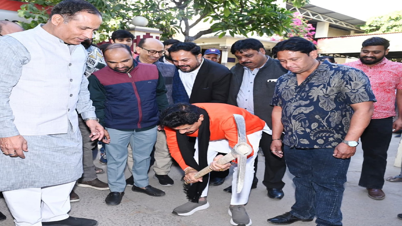 विधायक गोपाल शर्मा ने वार्ड 37 कांति नगर में सीसी रोड निर्माण का किया शिलान्यास